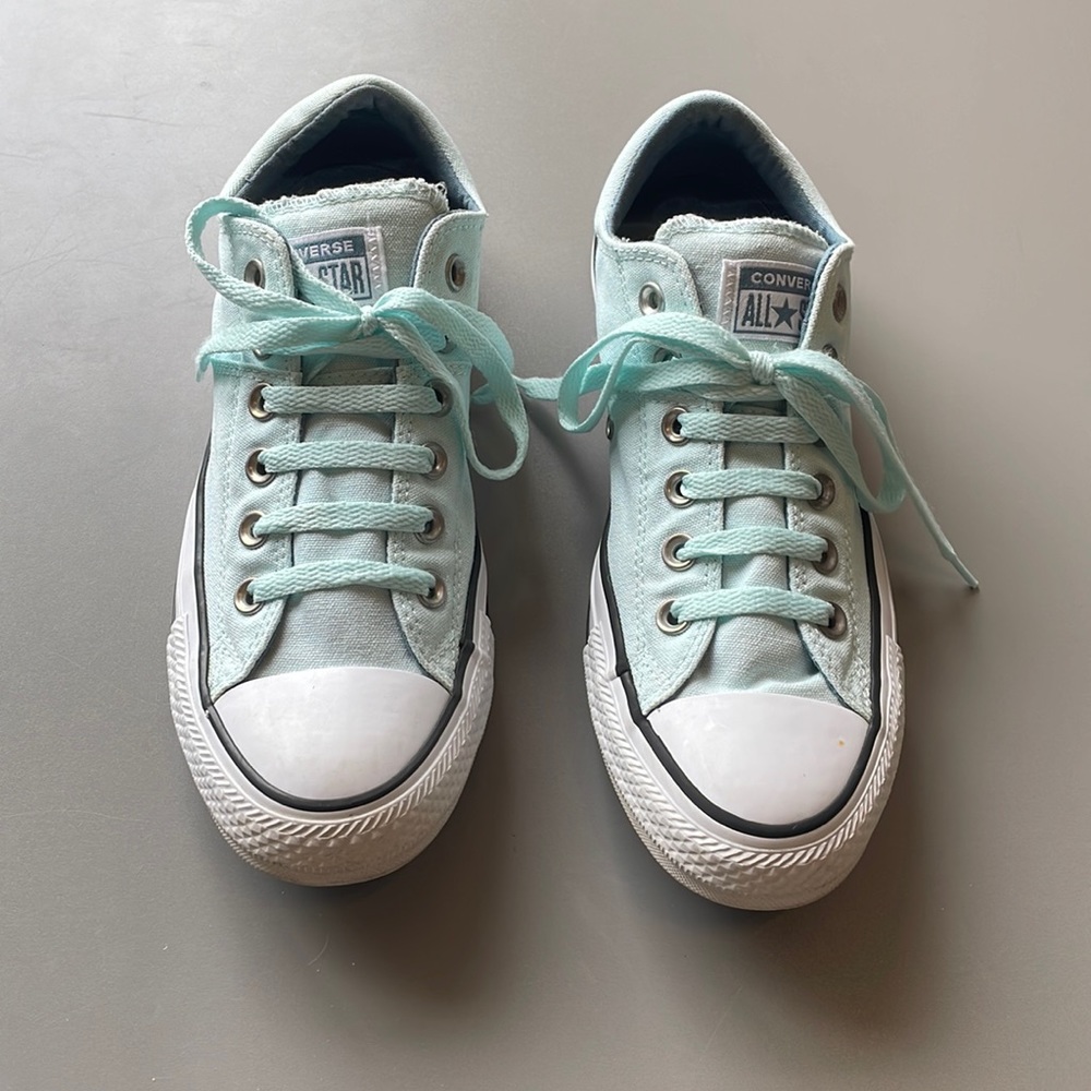 EUC Women’s Pale Blue Classic Low Top Converse 💕